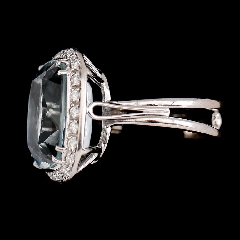 RING, 18 k vitguld, akvamarin och briljantslipade diamanter.