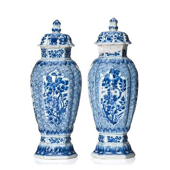 A pair of blue and white vases, Qing dynasty, Kangxi (1662-1722).