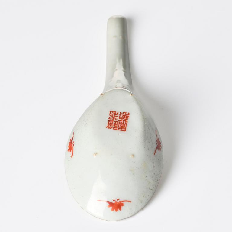 A Chinese porcelain dish and a spoon, late Qing dynasty / around 1900.