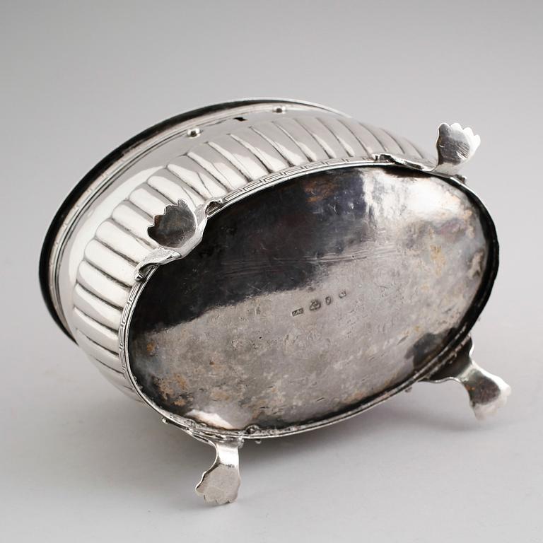 SOCKERSKRIN, silver, Petter Adolf Sjöberg, Stockholm 1822. Vikt ca 672 gram.