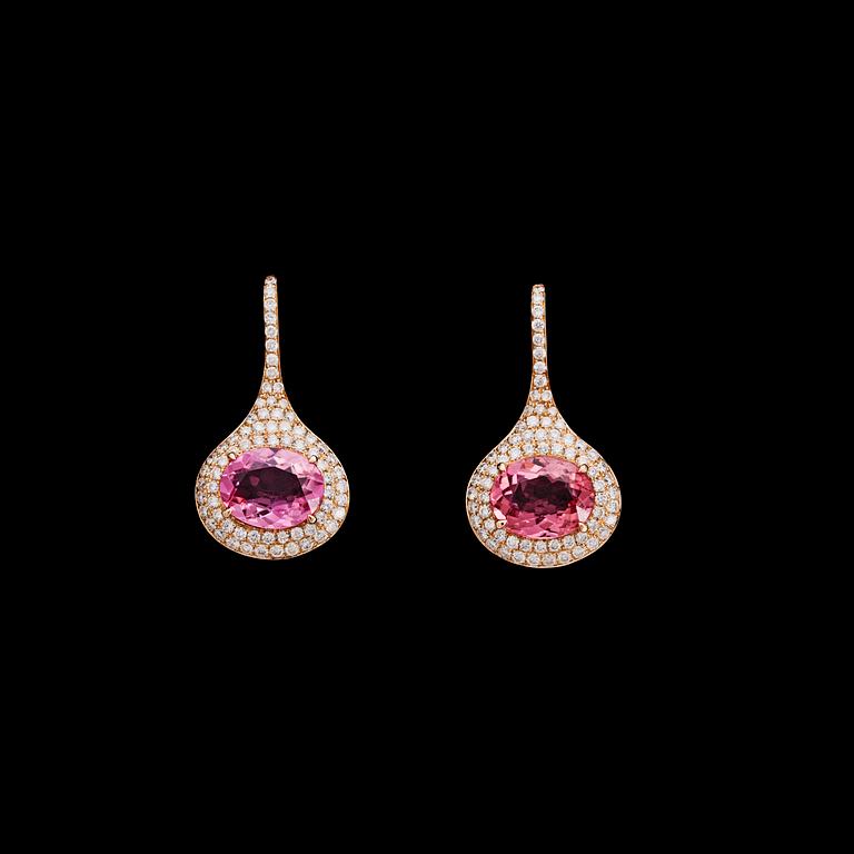 A pair of pink tourmaline, tot. 3.71 cts, and brilliant cut diamond earrings, tot. 0.94 cts.
