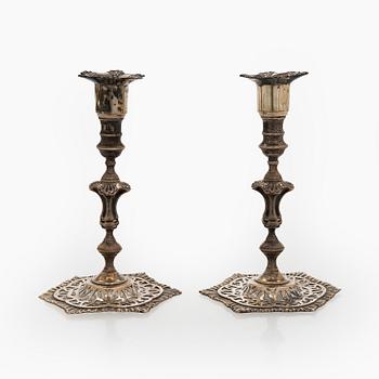 A pair of sterling silver candlesticks. Fordham & Faulkner, London 1896.