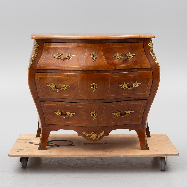 Byrå, rokokostil, omkring år 1900.