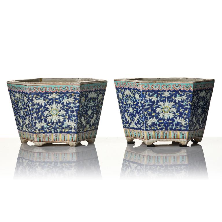 Ytterfoder, två stycken, porslin. Sen Qingdynasti/tidigt 1900-tal.