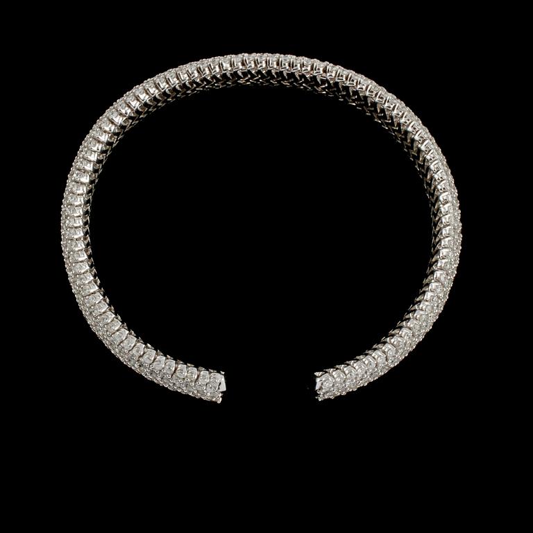 ARMRING, 18K vitguld med briljantslipade diamanter 12.88 ct. Vikt 49,5 gram.