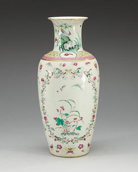 VAS, porslin. Qing dynastin, 1800-tal.