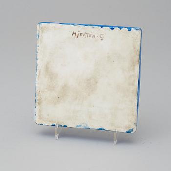 A Sigrid Hjertén painted porcelain box, ca 1916-18.