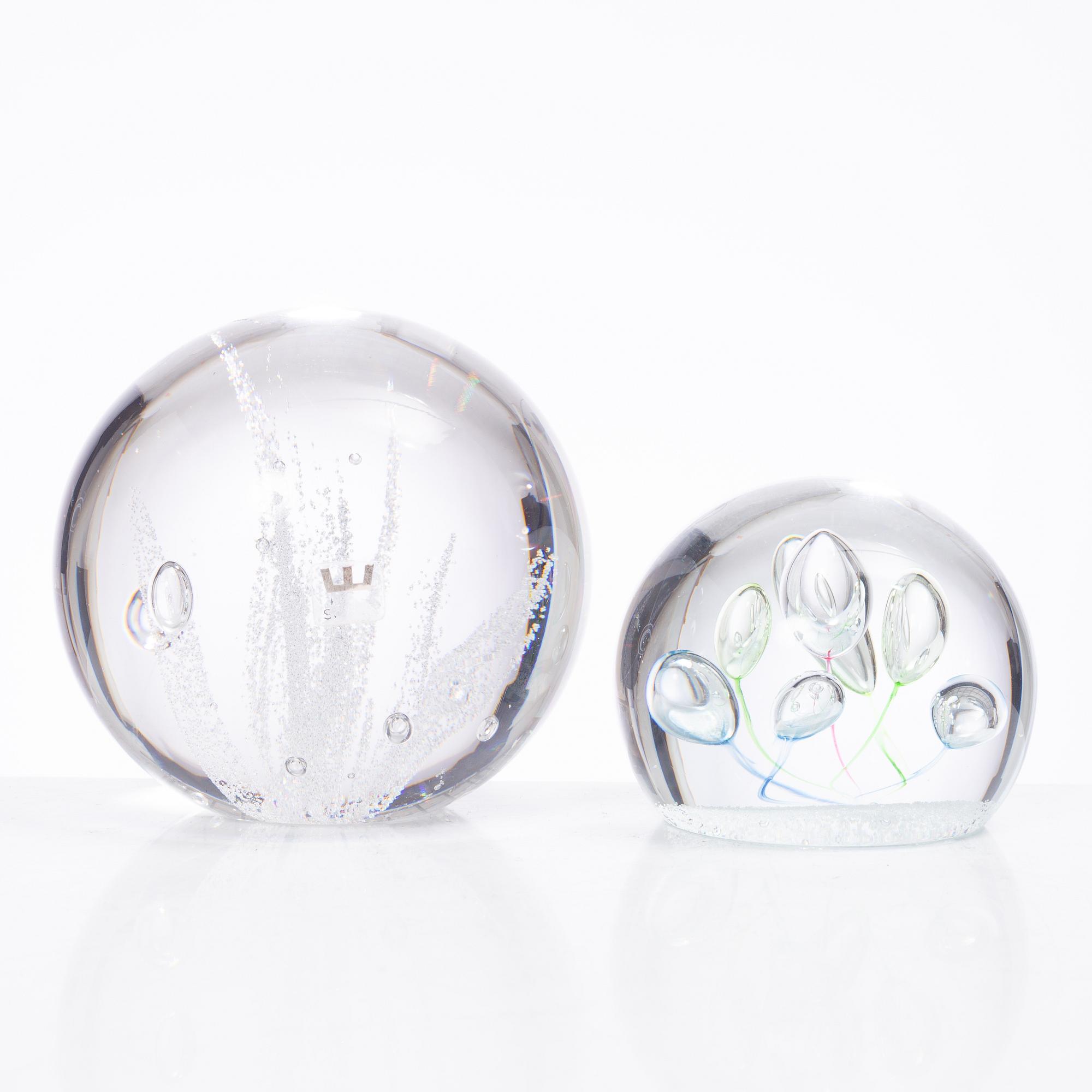 Vicke Lindstrand, Göran Wärff, Caithness of Scotland, five glass paper weights, signed.