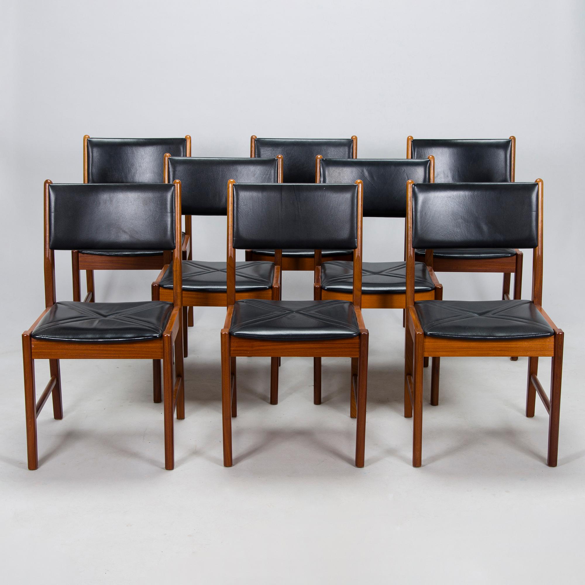 Pertti Salmi, a 1970s 'Samuel' dining table and eight 'Simeon' chairs for Vaara Tuotanto, Kaluste-Yhtymä, Finland.