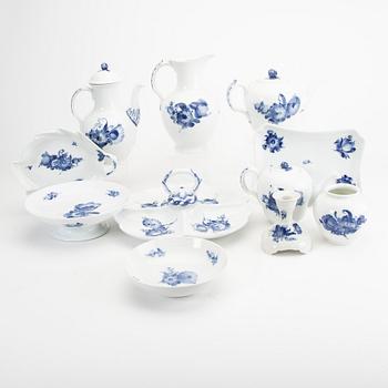 Service "Blå blomst" 74 dl Royal Copenhagen Denmark 1900s porcelain.