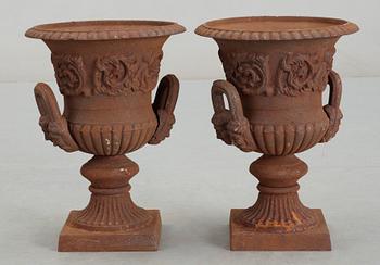 TRÄDGÅRDSURNOR, ett par, gjutjärn, 1900/2000-tal.