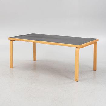 Alvar Aalto, a model '83' dining table, Artek, later part of the 20th Century.