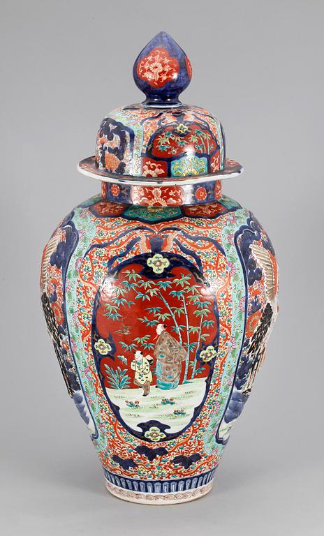 URNA, porslin, Japan 1800-talets slut.