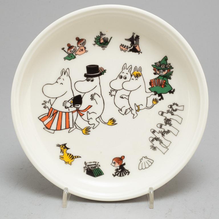 A Moomin characters porcelain mug and a plate 'Happy family' Arabia 1995-2001.