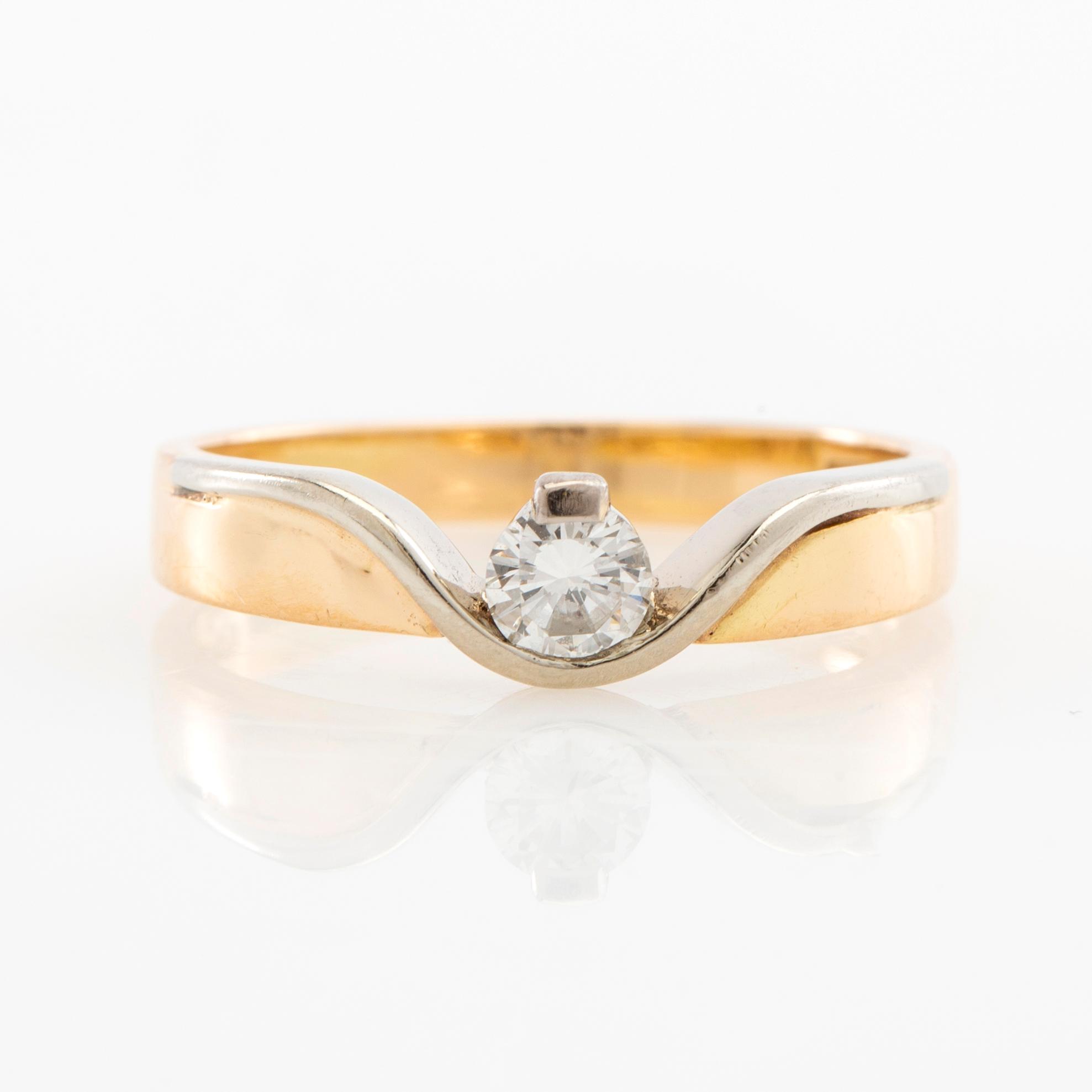 Ring 18K rött och vitt guld med en rund briljantslipad diamant, Raiteri & Carrero Valenza Italien.