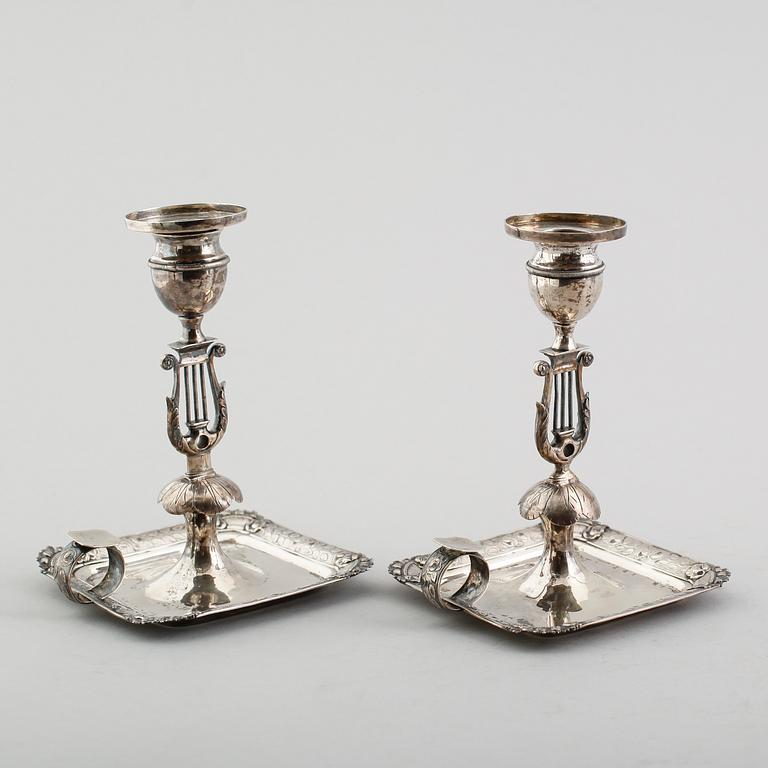 NATTLJUSSTAKAR, 2 st snarlika, silver, sannolikt Gustaf Lindroos, Helsingfors 1833. Vikt ca 288 gram.