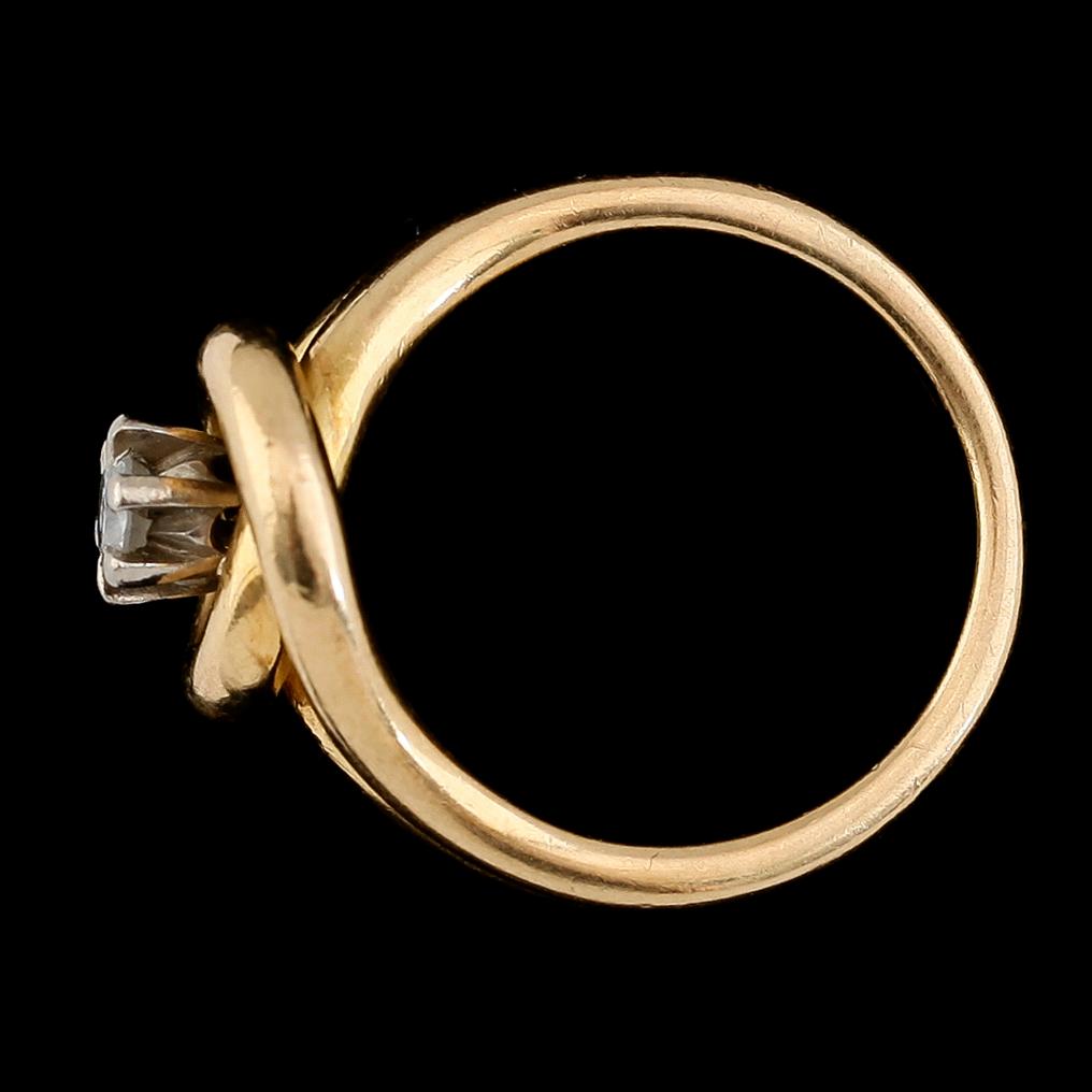 RING, 18K guld, briljantslipad diamant ca 0.15 ct. Vikt ca 9 g.