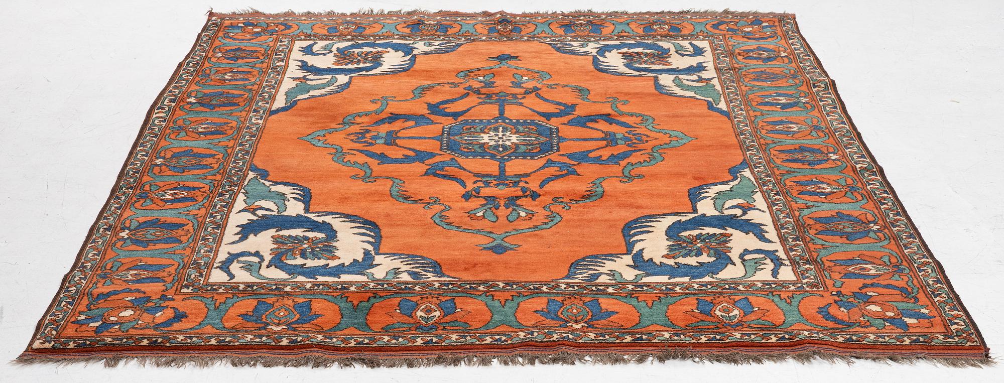 Matta, troligen Dehbaf, ca 266 x 230 cm samt 3-4 cm randig slätväv på varje kortsida.