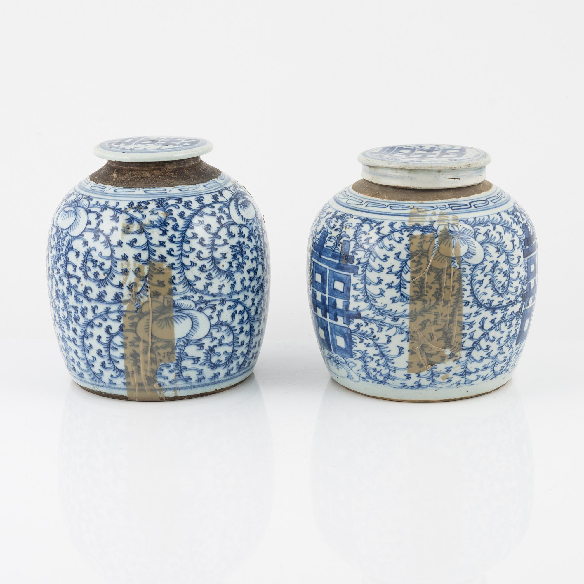 A set of two blue and white jars with covers, late Qing dynasty, circa 1900.