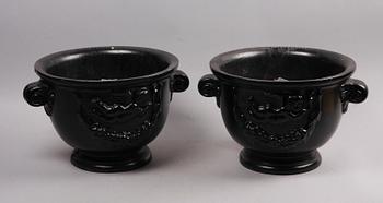 URNOR, ett par, sandgjuten aluminium, Byarums Bruk. 1900/2000-tal.