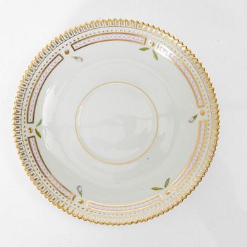 Buljongkoppar med fat, sex stycken, porslin. Royal Copenhagen, 'Flora Danica', Danmark, 1900-tal.