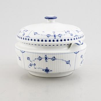 A 'Blue Fluted' / 'Musselmalet rifflet' porcelain tureen with cover, Royal Copenhagen, early model, 19th century.