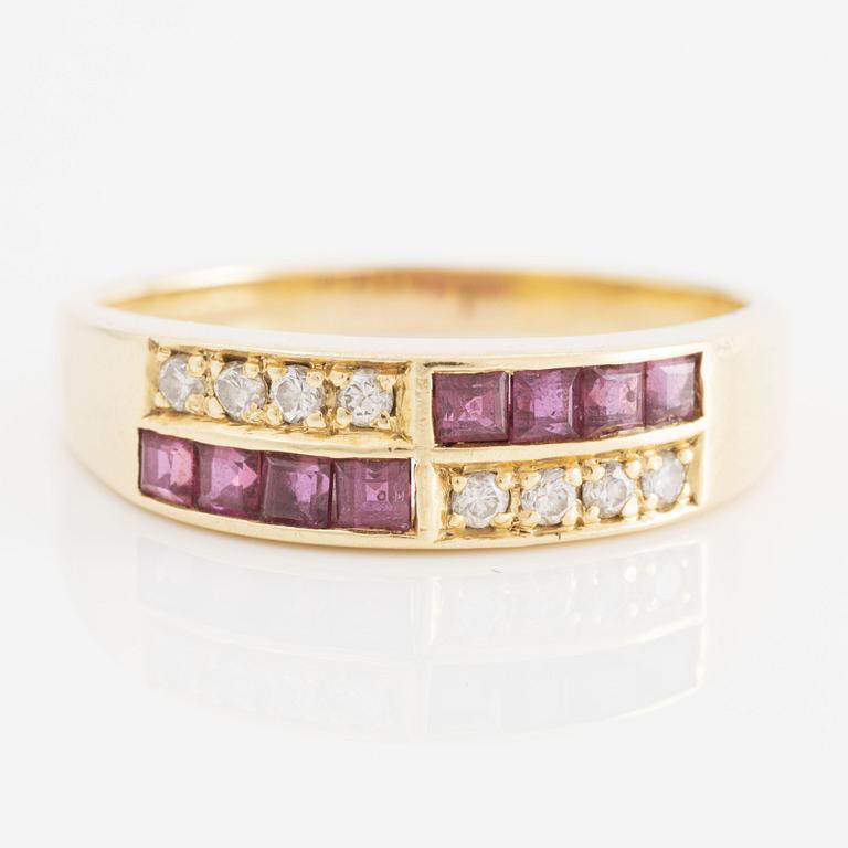 Ring in 18K gold set with carré-cut rubies and brilliant-cut diamonds.