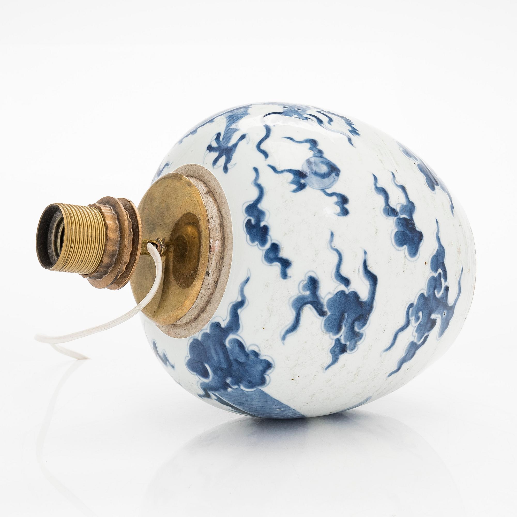 Bojaani/lampunjalka, posliinia. Kiina, Qing-dynastia, 1800-luku.