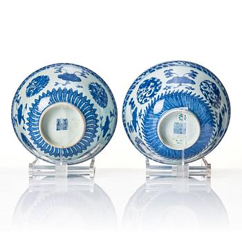 A matched pair of blue and white bowls, Qing dynasty, 19th century.
