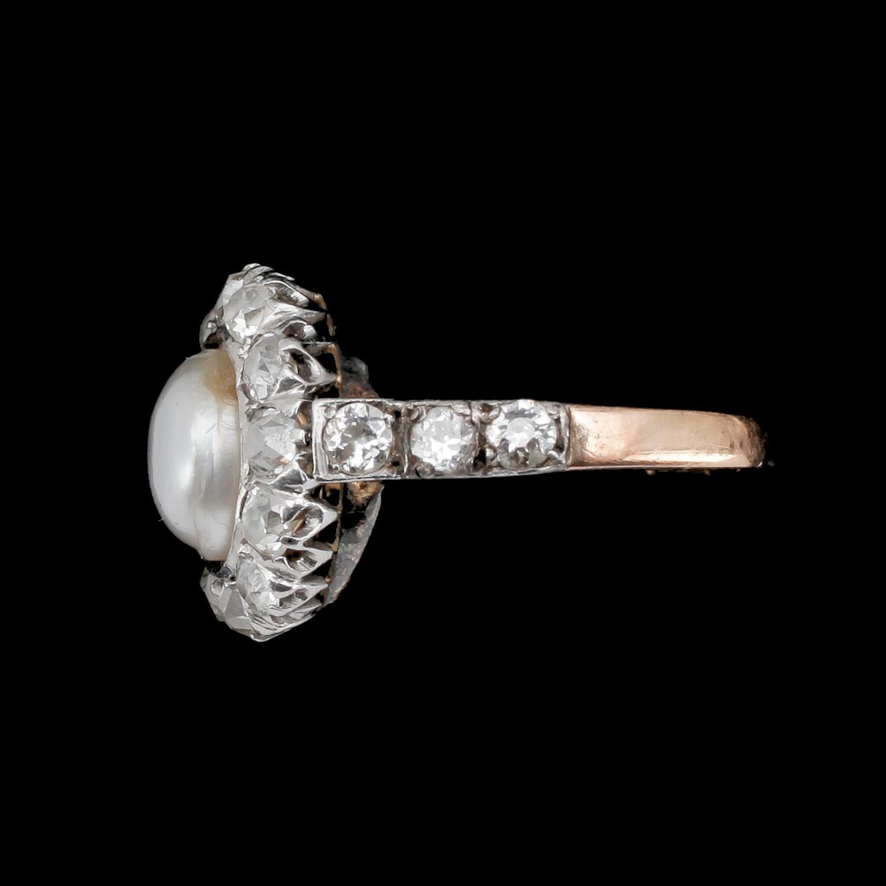 RING, 18k guld med 18 antikslipade diamanter, tot ca 0,54ct och pärla. Tot vikt 3g.