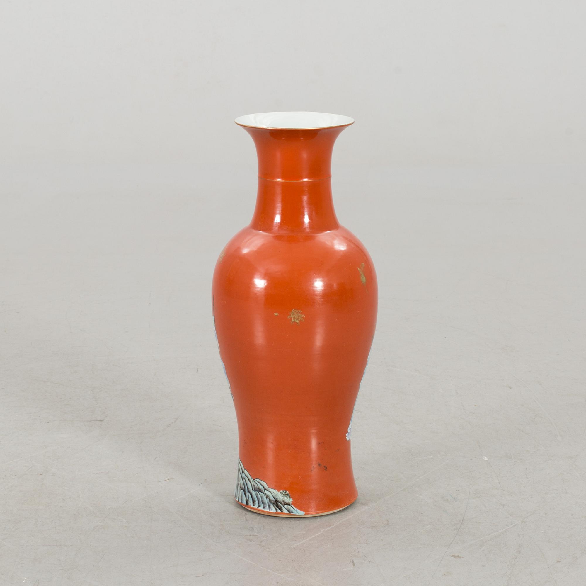 A CHINESE PORCELAIN VASE, CA 1900.
