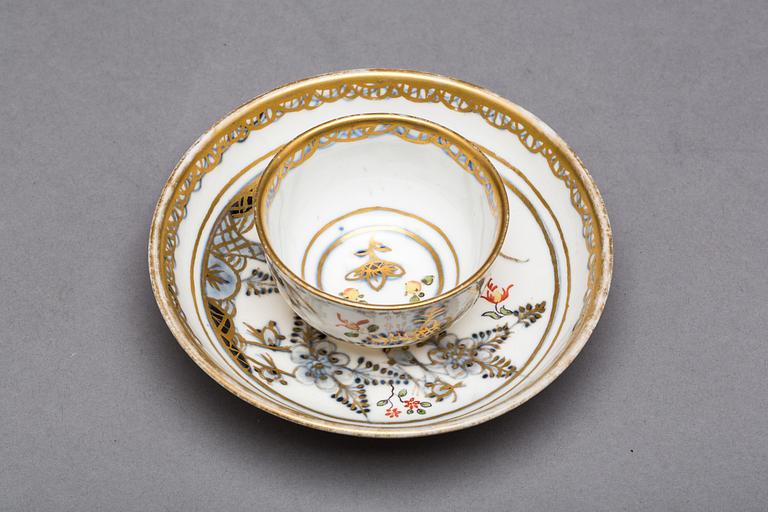KOPP PÅ FAT, porslin. Wien, 1700-talets slut.