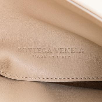 Bottega Veneta, a clutch.