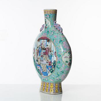 A large famille rose vase, Qing dynasty, 19th Century.