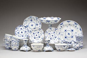 SERVISDELAR, ca 30 delar, porslin. "Musselmalet", Royal Copenhagen.