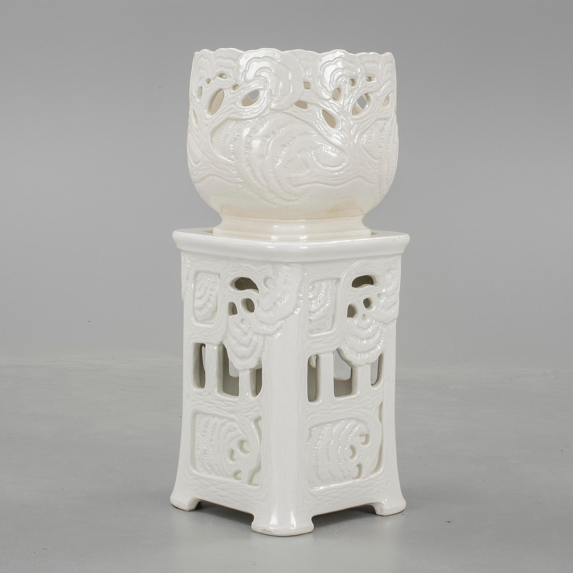 PIEDESTAL med YTTERFODER, flintgods, jugend, Alf Wallander, Rörstrand, omkring 1900.