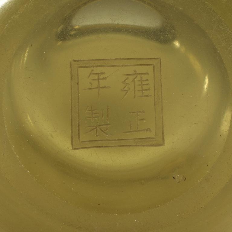 A peking glass vase, Qing dynasty.