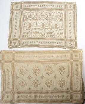 Tabletter/dukar två st varav en Systrarna Svensson Hagestad damast 1900-talets mitt ca 46x34 cm och 54x37 cm.