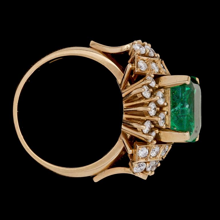 RING, trappslipad smaragd, ca 5 ct, med briljantslipade diamanter, tot. ca 1.20 ct.