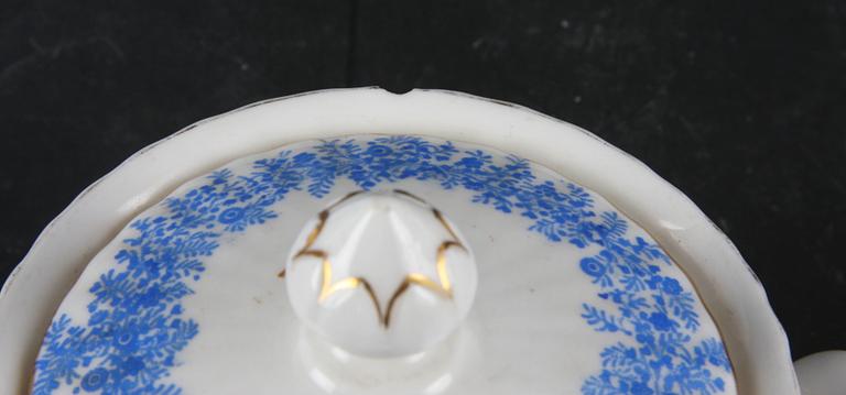 SERVISDELAR, ca 15 delar Rörstrand, 1800-tal. Fat medföljer.