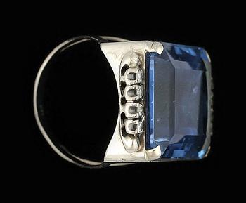 RING, 18k vitguld med troligen krysokolla samt 8 mindre briljantslipade diamanter. Vikt ca 9,5 gram.