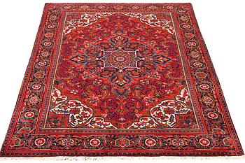 A Heriz carpet, c. 303 x 203 cm.