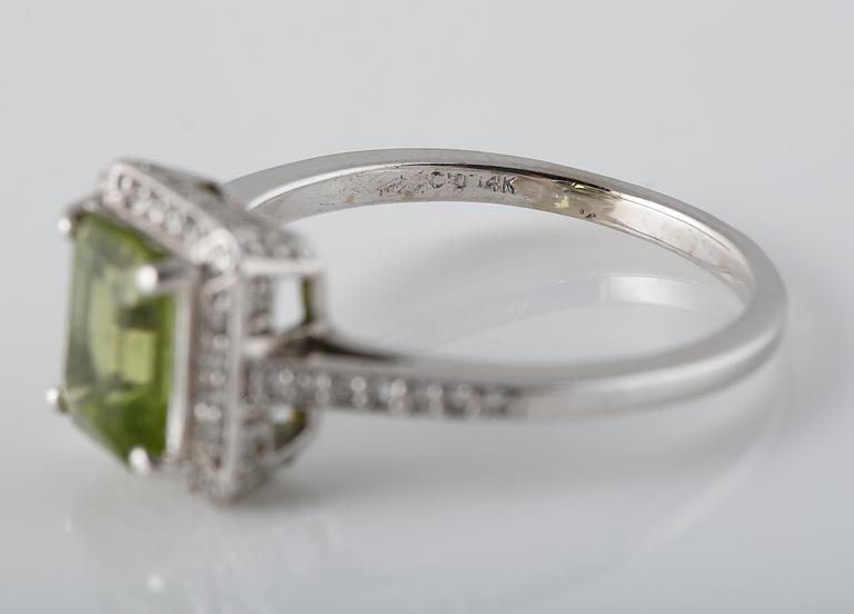 RING, 14K vitguld med åttkantslipade diamanter och fasettslipad peridot. Vikt 3,8 gram.