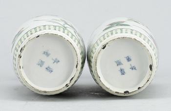 VASER, ett par, porslin, KangXi-stil, Kina, 1900-tal.