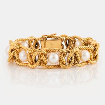 1054. An 18K gold and cultured pearl bracelet.