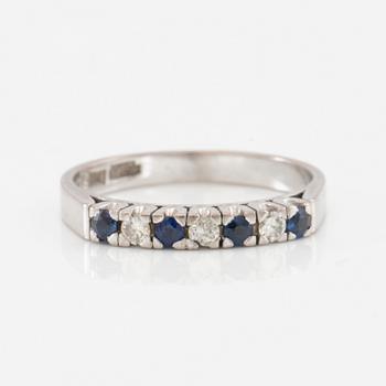 Ring in 18K white gold with round faceted sapphires and diamonds.