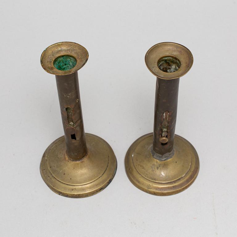 LJUSSTAKAR, ett par, mässing och plåt, 1800-tal.