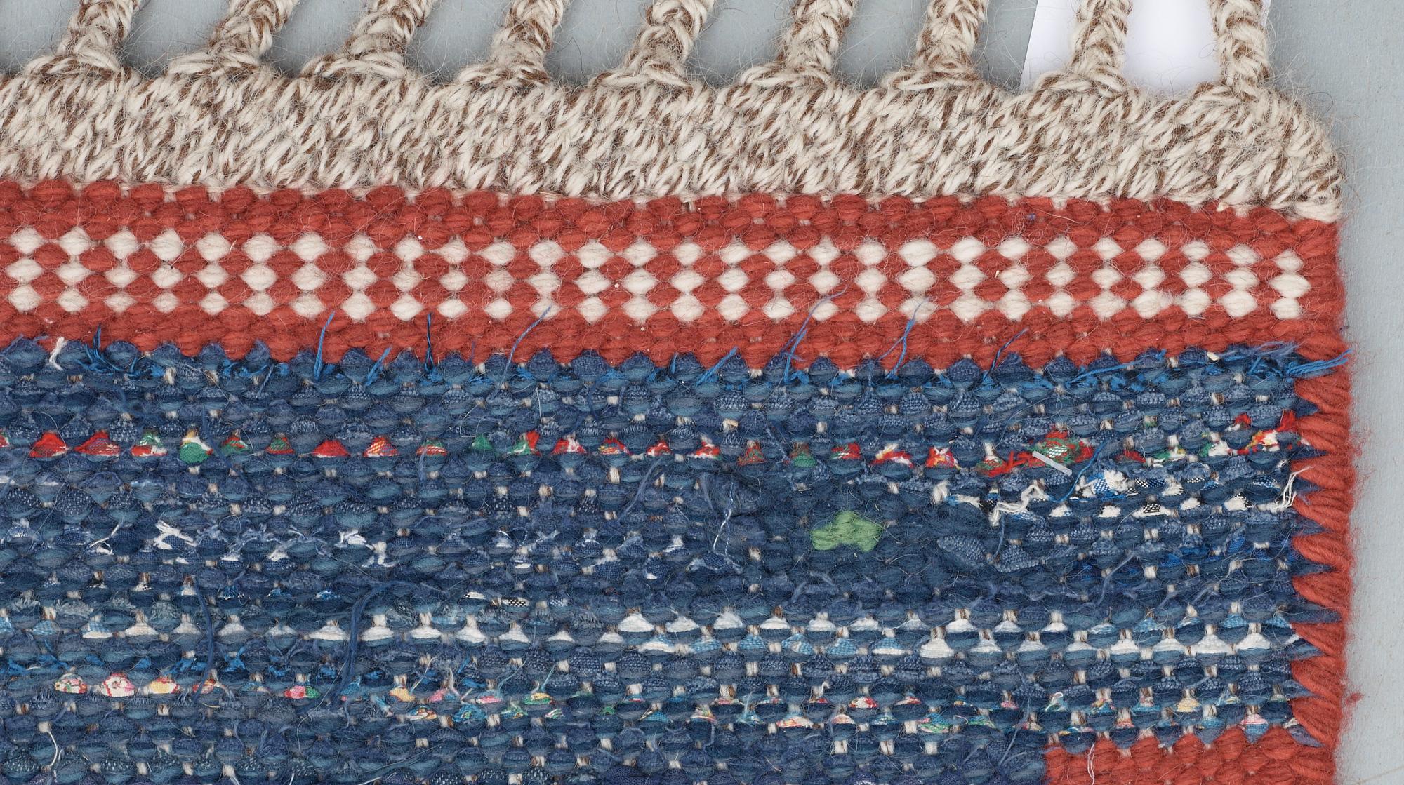 GALLERIMATTA. "T.matta, blå". Trasmatta, rölakan. 242 x 73,5 cm. Signerad AB MMF.