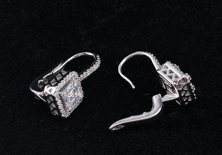 A PAIR OF EARRINGS, brilliant and baguette cut diamonds c. 1.00 ct. 18K white gold. Weight 5 g.
