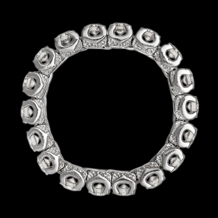 A CHAIN RING, 14K white gold. Brilliant cut diamonds c. 1.10 ct. Size 17,5. Weight 4,3 g.